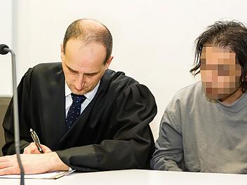 Der Angeklagte (r.) neben seinem Verteidiger Oliver Teichmann  Foto: Matthias Hoch
