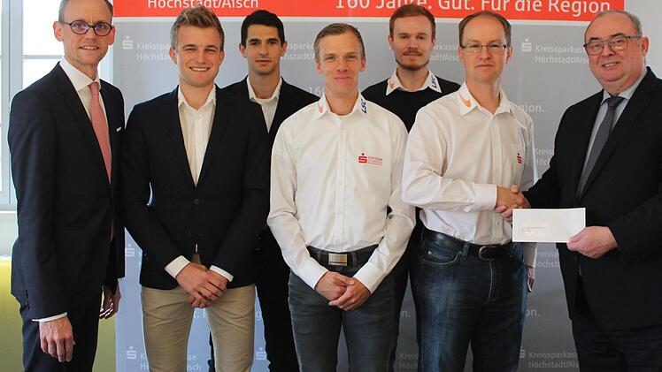 Die Sparkassen-Chefs Thomas Pickel (l.) und Reinhard Lugschi (r.) verlängerten das Engagement beim LSC-Top-Team um Alexander Barth, Marco Kürzdörfer, Martin Grau, Christian Amon und Coach Markus Mönius (v. l.), die im Anschluss an das Treffen eine Trainingseinheit absolvierten.