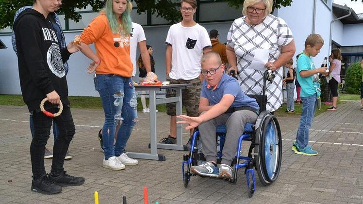 Der 13-jährige Ben versuchte sich im Ringewerfen. Foto: Uschi Prawitz