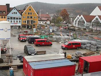 Die Großbaustelle auf dem Zentralparkplatz dürfte teurer werden als die veranschlagten 14 Millionen Euro. Im Juni soll der Platz an die Kulmbacher Brauerei übergeben werden, damit hier wieder das Bierfest stattfinden kann.Annika Fischer
