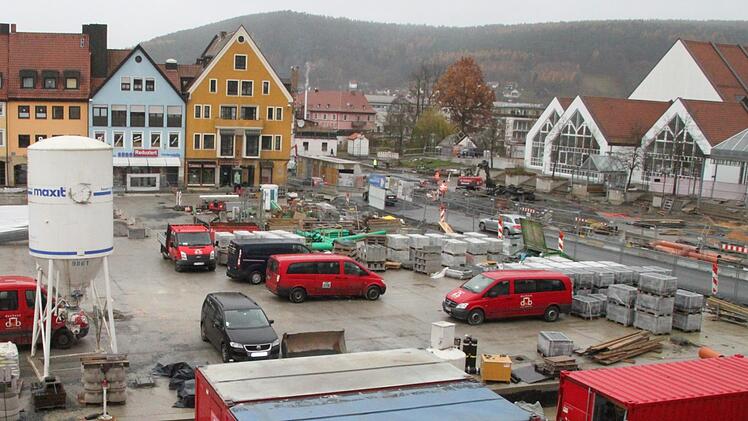 Die Großbaustelle auf dem Zentralparkplatz dürfte teurer werden als die veranschlagten 14 Millionen Euro. Im Juni soll der Platz an die Kulmbacher Brauerei übergeben werden, damit hier wieder das Bierfest stattfinden kann.Annika Fischer