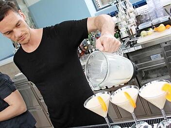 Benni Herr beim Mixen der Cocktails nach den Rezepten der Teilnehmer des Wettbewerbs. Fotos: Matthias Einwag