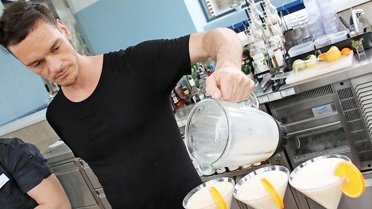 Benni Herr beim Mixen der Cocktails nach den Rezepten der Teilnehmer des Wettbewerbs. Fotos: Matthias Einwag