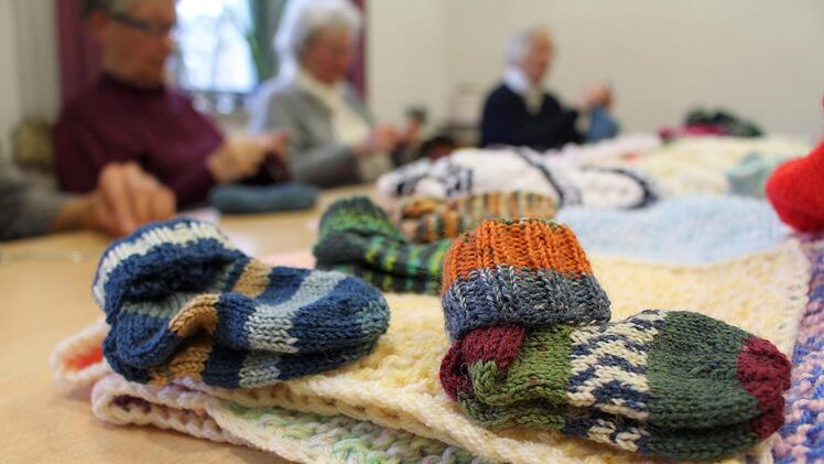 Socken, Pullover und Decken - das sind die Ergebnisse der wöchentlichen Treffen. Foto: Julia Raab