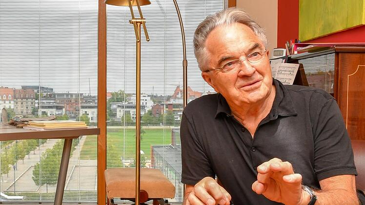 Der Erfinder der "Erlebnisgesellschaft": Soziologe Gerhard Schulze beim Interview in seiner Privatwohnung in Fürth. Foto: Ronald Rinklef