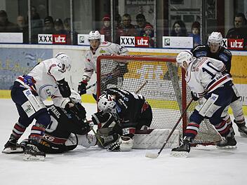 Nicht nur in dieser Szene herrschte vor dem Gehäuse der Haßfurter Hawks Alarmstufe Rot. ESC-Schlussmann Timo Jung kann die Scheibe letztlich absichern. Rechts Teamkollege Domantas Cypas (daneben der Kemptener Nikolas Oppenheimer), links wird Boden Alexander Stahl von Kristaps Millers zu Boden gedrückt. Ralf Naumann