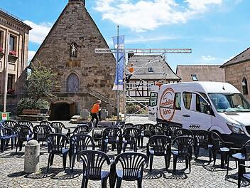 Gestern wurde mit dem Aufbau des Open-Air-Kinos auf dem Kirchenplatz begonnen, das heute Abend startet. Das Angebot der kulturellen Veranstaltungen in Herzogenaurach wird durch die Corona-Krise zwar eingeschränkt, soll aber nicht zum Erliegen kommen.  Foto: Fritz Jentsch