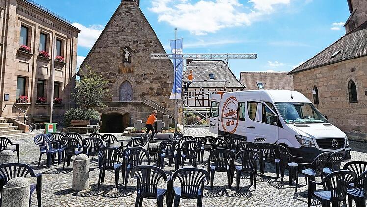 Gestern wurde mit dem Aufbau des Open-Air-Kinos auf dem Kirchenplatz begonnen, das heute Abend startet. Das Angebot der kulturellen Veranstaltungen in Herzogenaurach wird durch die Corona-Krise zwar eingeschränkt, soll aber nicht zum Erliegen kommen.  Foto: Fritz Jentsch