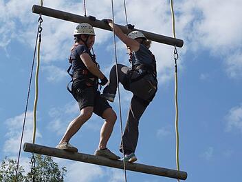 Nur gemeinsam schafften es Jens und Mirjam Freimann, die Jakobsleiter zu  erklimmen. Foto: Marion Eckert