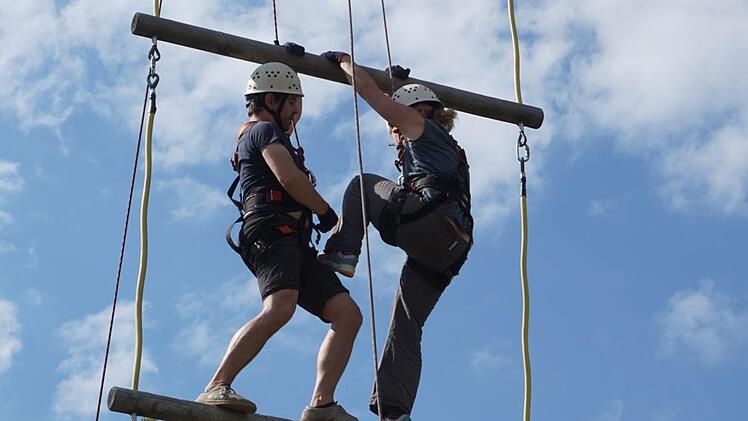 Nur gemeinsam schafften es Jens und Mirjam Freimann, die Jakobsleiter zu  erklimmen. Foto: Marion Eckert