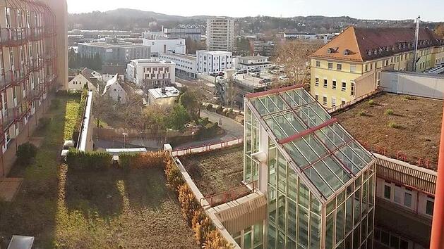 Blick aus einem Aufenthaltsraum auf die Dachlandschaft des Coburger Klinikums. Zwar haben Stadt und Landkreis einen Neubau ins Auge gefasst, aber bis dieser verwirklicht ist, muss das Klinikum funktionieren. In den nächsten drei Jahren sollen 30 Millionen Euro in die Instandhaltung gesteckt werden. Foto: Ulrike Nauer/CT-Archiv