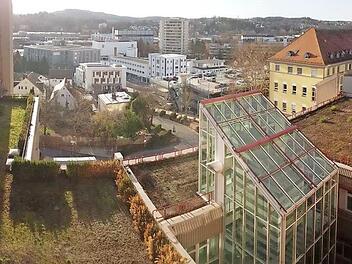 Blick aus einem Aufenthaltsraum auf die Dachlandschaft des Coburger Klinikums. Zwar haben Stadt und Landkreis einen Neubau ins Auge gefasst, aber bis dieser verwirklicht ist, muss das Klinikum funktionieren. In den nächsten drei Jahren sollen 30 Millionen Euro in die Instandhaltung gesteckt werden. Foto: Ulrike Nauer/CT-Archiv