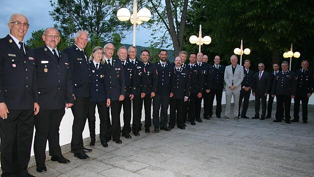 Verbandsehrung und staatliche Ehrung beim Kreisfeuerwehrverband Bad Kissingen mit Kreisbrandrat Benno Metz (rechts) und stellvertretendem Landrat Gotthard Schlereth (Vierter von rechts).