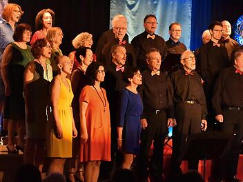 Mit einer überaus gelungenen Mischung aus anspruchsvollen deutschen und englischen Titeln begeisterte der Chor "Taktzente" sein Publikum, Foto: Frank Selzam