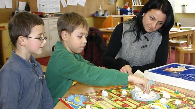 Kinder, Eltern und das Personal können sich freuen: Der Hort bleibt. Bedingung ist allerdings, dass eine Ganztagesklasse zustande kommt, zudem wird die Betreuung teurer. Das Bild zeigt Erzieherin Alexandra Wirth mit (von links) Daniel, Richard und Matthias. Foto: Ralf Ruppert