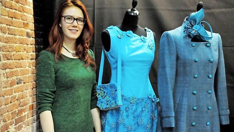 Sarah Baron mit ihrem Cocktailkleid und dem Seidenmantel. Foto: Röper/Handwerkskammer für Unterfranken