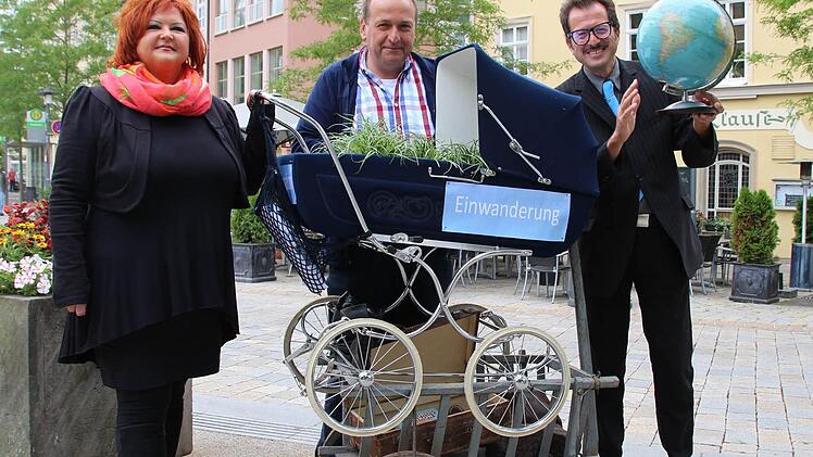 Von der Wirkung des Einwanderungsdenkmals sind Dagmar Forkel, Integrationsbeauftragter Rainer Klein und Ahmet Özer (von links) überzeugt. Fotos: Helke Renner