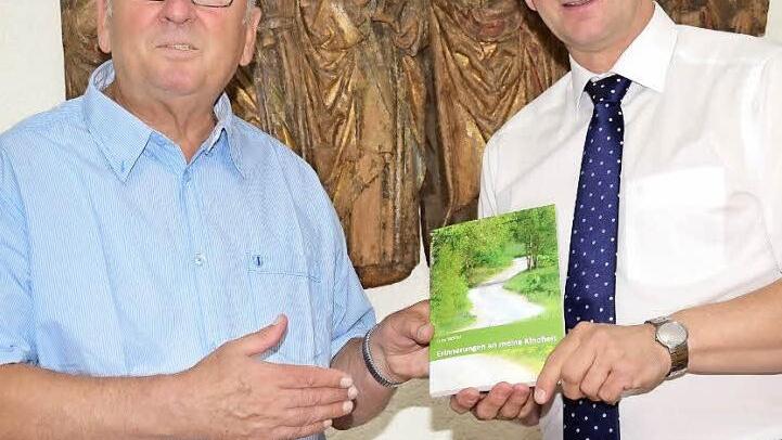 Erinnerungen an die Zeiler weitergeben: Fritz Wölfel (links) überreicht sein Buch an den Zeiler Bürgermeister Thomas Stadelmann. Übrigens: Bücher haben in der Familie Wölfel eine besondere Bedeutung. Fritz Wölfels Bruder Franz Wölfel ist der Chef der Buchhandlung Glückstein in Haßfurt.  Foto: privat