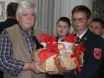 Kommandant Matthias Mahlmeister dankte dem scheidenden Vorsitzenden Josef Plener (links). Foto: Czelustek