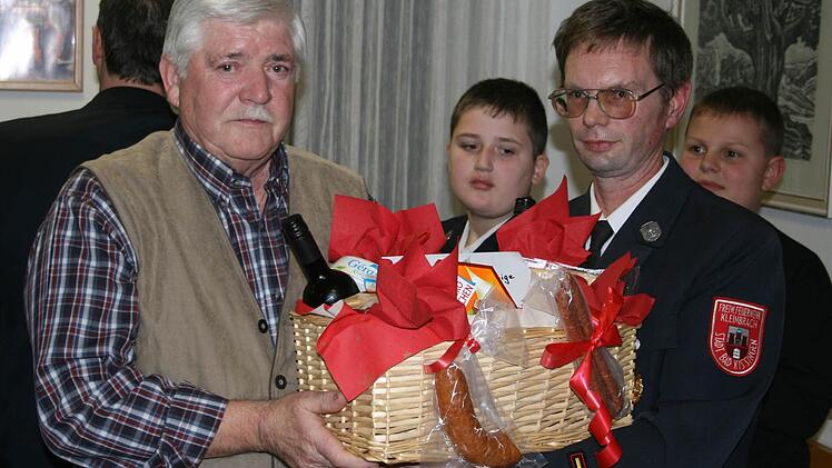 Kommandant Matthias Mahlmeister dankte dem scheidenden Vorsitzenden Josef Plener (links). Foto: Czelustek