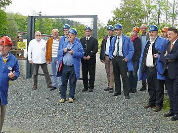 Seine interessanten und unterhaltsamen Führungen beginnt Werner Großkop immer mit einer Erläuterung der an der Fränkischen Linie vorhanden geologischen Verhältnisse. Unser Bild zeigt Großkop (links) mit den Gästen der Arbeitsgemeinschaft "Geopark Schieferland - Franken". Mit im Bild Landrat Klaus Peter Söllner (Dritter von rechts) Foto: Klaus-Peter Wulf