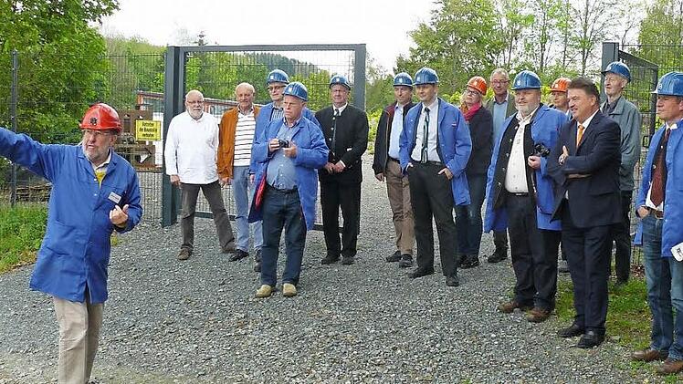 Seine interessanten und unterhaltsamen Führungen beginnt Werner Großkop immer mit einer Erläuterung der an der Fränkischen Linie vorhanden geologischen Verhältnisse. Unser Bild zeigt Großkop (links) mit den Gästen der Arbeitsgemeinschaft "Geopark Schieferland - Franken". Mit im Bild Landrat Klaus Peter Söllner (Dritter von rechts) Foto: Klaus-Peter Wulf