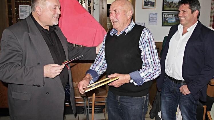 Pater Rudolf Theiler (links) überreicht an Bruno Deublein (Mitte) die Urkunde des Bischofs für 15jährige Tätigkeit als Seniorenleiter. Gratuliert hat auch Dekanatsaltenseelsorger Diakon Joachim Stapf (rechts) aus Eltmann. Foto: Helmut Will