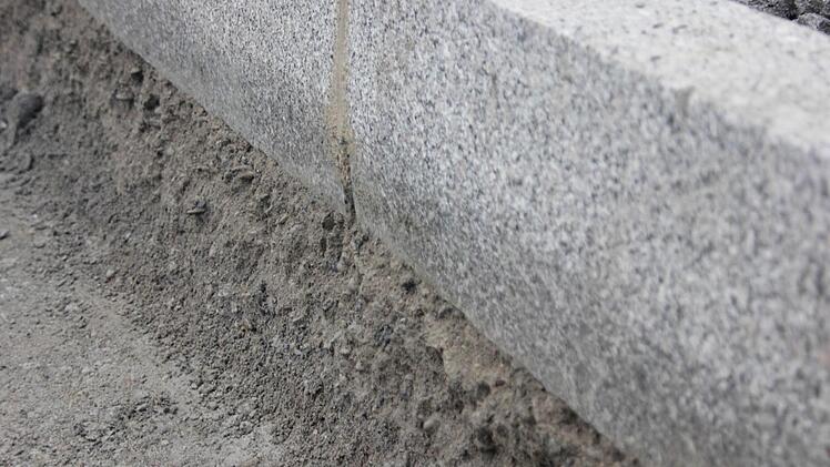 Die Asphaltschicht, die aufgebracht wird, ist sehr dick.  Foto: Friedwald Schedel