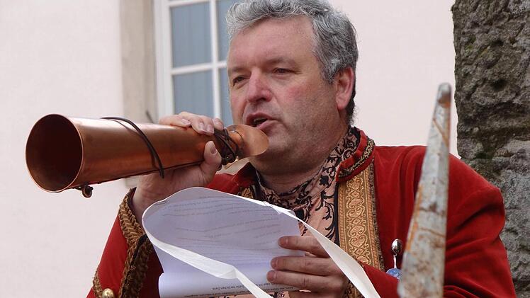 Bürgermeister Jürgen Hennemann rief seine Begrüßungsrede aus.