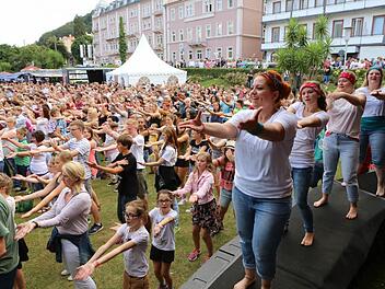 Ein tolles Bild bot der gemeinsam getanzte "Macarena" auf der Medienwiese. Noch nie haben diesen Sommerhit so viele Menschen gemeinsam getanzt wie in Bad Kissingen. Foto: Barbara Herbst