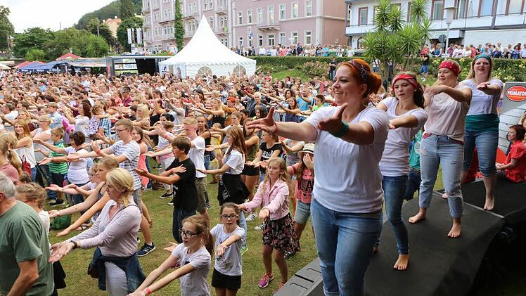 Ein tolles Bild bot der gemeinsam getanzte "Macarena" auf der Medienwiese. Noch nie haben diesen Sommerhit so viele Menschen gemeinsam getanzt wie in Bad Kissingen. Foto: Barbara Herbst