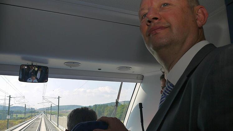 Da geht's lang: Projektleiter Olaf Drescher bei der Premierenfahrt.Symbolischer Lückeschluss am Süd-Portal des Tunnels "Müß". Foto: Berthold Köhler