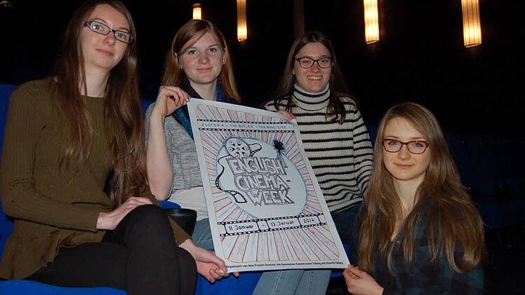 Eigens für die Projektwoche entstand im P-Seminar ein Plakat, hier präsentiert von Theresa Brückmann, Johanna Trapp, Anne Klopp und Julia Schröder (von links). Foto: Helke Renenr