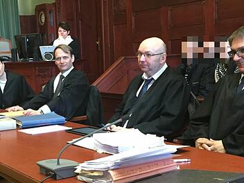 Im Bayreuther Casino-Prozess - es geht dabei um den vereitelten Raubüberfall auf das Joker Casino in Himmelkron - wurde am Dienstag plädiert. Im Bild die Anklagebank und vier der sechs Verteidiger; von links: die Rechtsanwälte Silvia Wunderle (Augsburg), Jochen Kaller (Bamberg), Werner Brandl (Kulmbach) und Michael Fiedler (Bayreuth). Foto: Stephan Tiroch