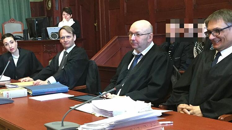 Im Bayreuther Casino-Prozess - es geht dabei um den vereitelten Raubüberfall auf das Joker Casino in Himmelkron - wurde am Dienstag plädiert. Im Bild die Anklagebank und vier der sechs Verteidiger; von links: die Rechtsanwälte Silvia Wunderle (Augsburg), Jochen Kaller (Bamberg), Werner Brandl (Kulmbach) und Michael Fiedler (Bayreuth). Foto: Stephan Tiroch