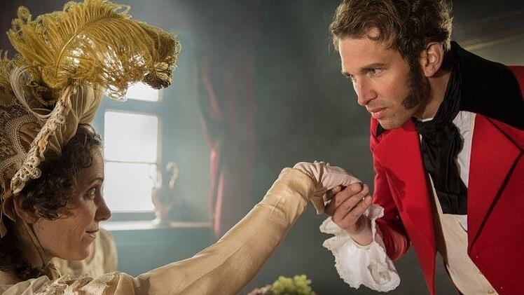 Der Anfang einer großen Liebe: Prinz Leopold von Sachsen-Coburg (hier gespielt von Tillbert Strahl) trifft im Juni 1814 auf die britische Thronfolgerin Charlotte (Luise Weber). Foto: ZDF/Oliver Halmburger
