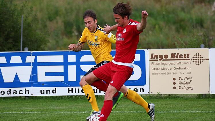 Meeder Spielführer Pascal Wächter versucht einen Ball von Hofs Tommy Müller noch zu verhindern.