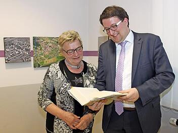 Gerda Wagner informiert sich bei Marcel Neumair über das Thema Erben.  Foto: Carmen Schwind