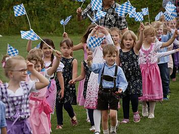 Dirndl- und Lederhosenkinder marschierten über den Festplatz und  waren sehr stolz, ihren Kindergartengeburtstag zu feiern. Foto: Manja von Nida