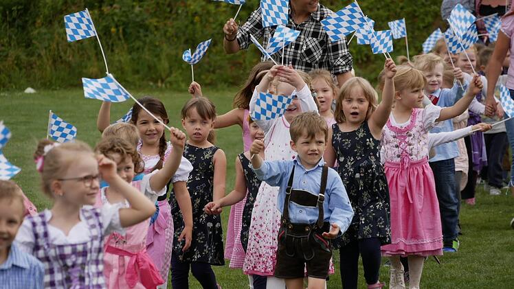 Dirndl- und Lederhosenkinder marschierten über den Festplatz und  waren sehr stolz, ihren Kindergartengeburtstag zu feiern. Foto: Manja von Nida