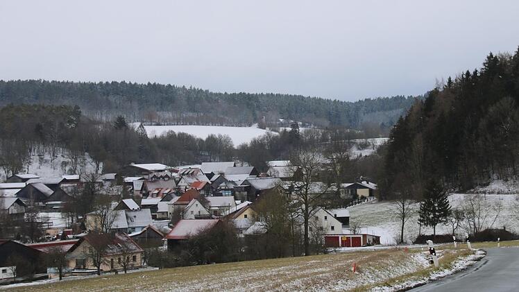 Auf der jetzt schneebedeckten Fläche am Waldrand will die  Firma Münch Energie aus Rugendorf auf knapp 14 Hektar Fläche eine  Photovoltaikanlage bauen. Foto: Stephan Tiroch