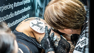 Mit vielen Top Tattook&uuml;nstlern und H&auml;ndlern.