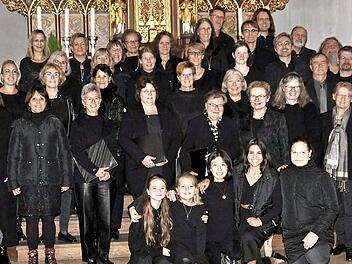 Der Kaiser-Heinrich-Chor singt Marienlieder.