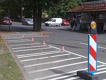 Die Markierungen vor dem Markgrafen-Getränkemarkt sorgten in den letzten Tagen für Gesprächsstoff. Foto: Jürgen Gärtner