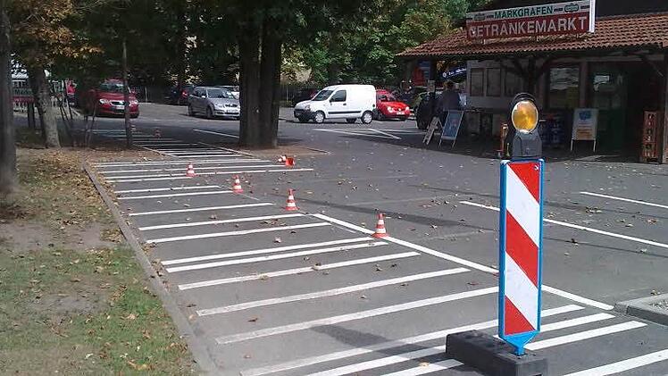 Die Markierungen vor dem Markgrafen-Getränkemarkt sorgten in den letzten Tagen für Gesprächsstoff. Foto: Jürgen Gärtner