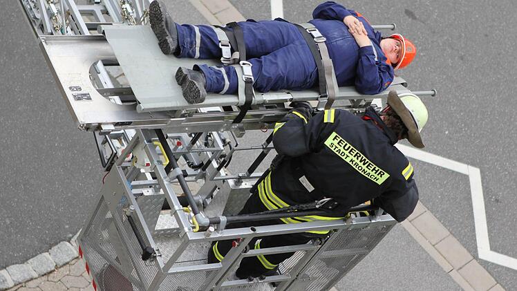 Ein Mitglied der Jugendfeuerwehr mimt das Opfer, das geborgen werden musste.