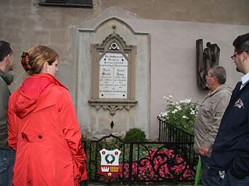 Stadtarchivar Herman Wich (2. v.r.) und Stefan Wicklein (rechts) am Grab des Kronacher Bürgermeisters Karl Mertel und von Josef Karg  Foto: Sonja Adam