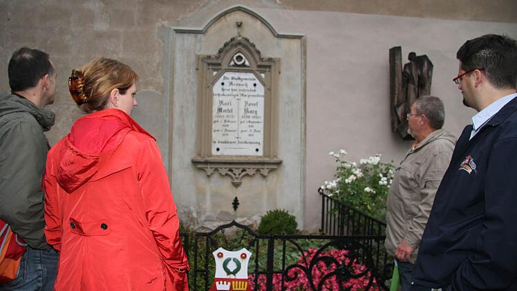 Stadtarchivar Herman Wich (2. v.r.) und Stefan Wicklein (rechts) am Grab des Kronacher Bürgermeisters Karl Mertel und von Josef Karg  Foto: Sonja Adam