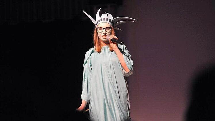 Große Show: Beim diesjährigen Musicalprojekt der Realschule Coburg II geht es nach New York. Für die Abschlussvorstellung am morgigen Sonntag gibt es noch Restkarten an der Abendkasse. Foto: Hagen Lehmann