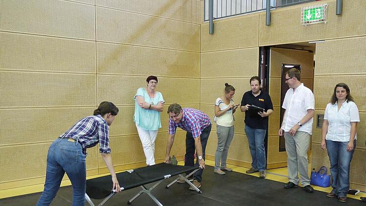 Erst vor wenigen Wochen wurden in der Baiersdorfer Sporthalle Feldbetten aufgestellt. Das steht jetzt wieder an.  Foto: Pauline Lindner